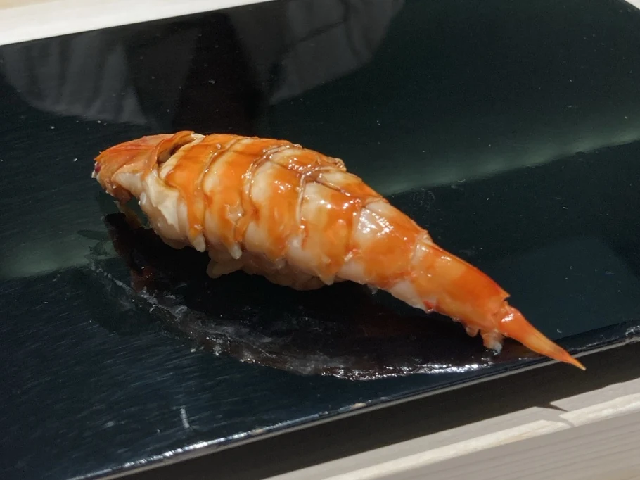黒い皿に盛られたえびの握り