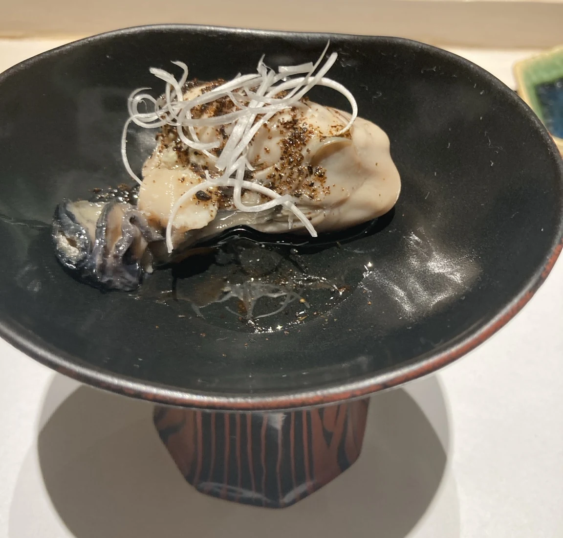 黒い器に盛られたつまみ