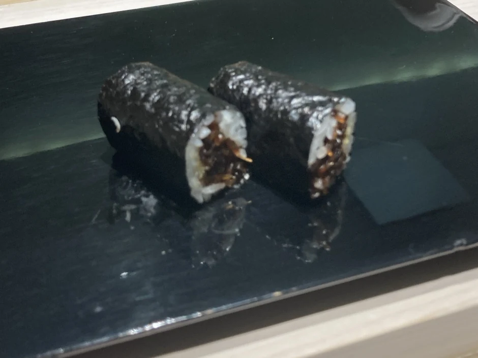 黒い皿に並ぶ二つの巻物