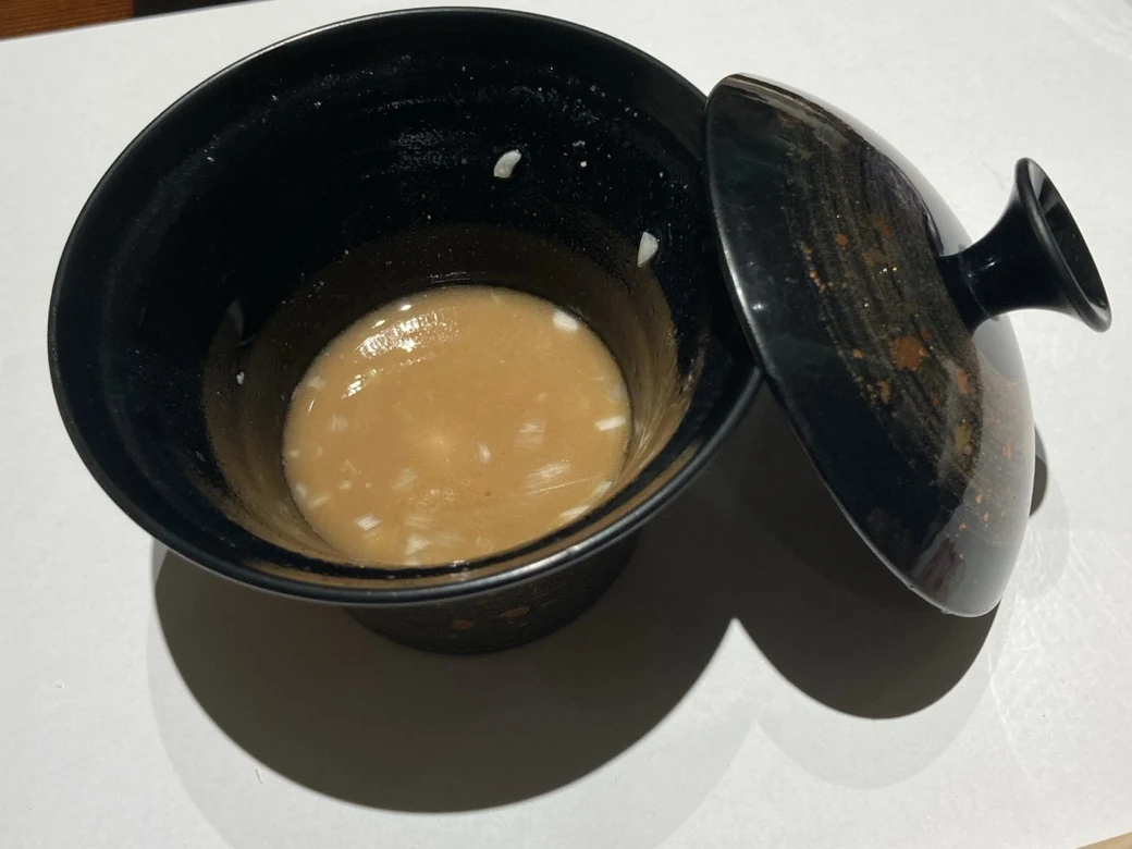 蓋を添えた黒い椀
