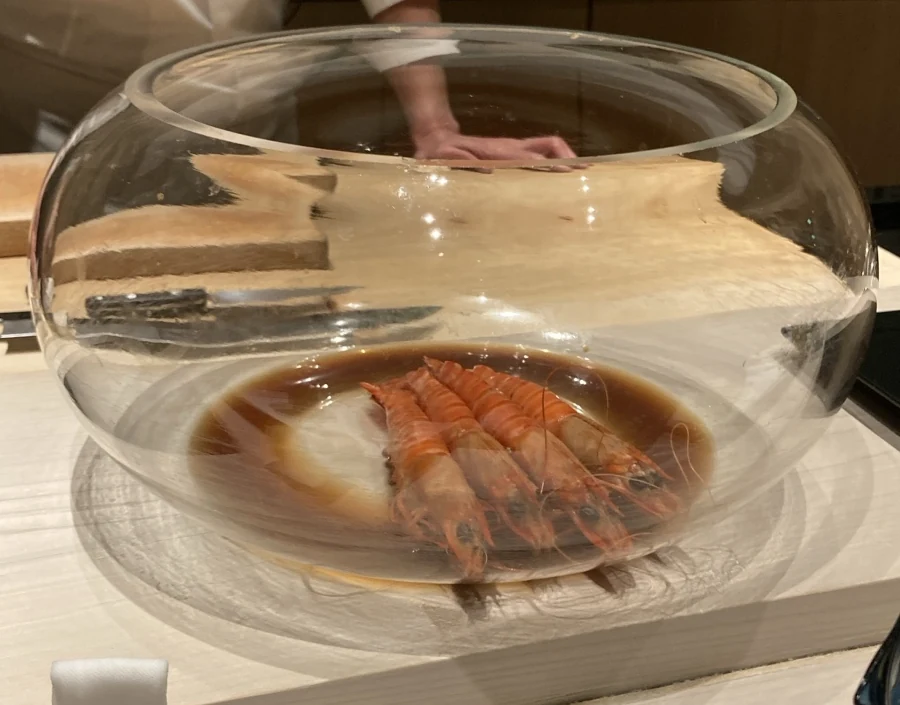 丸いガラスの器に入ったえび