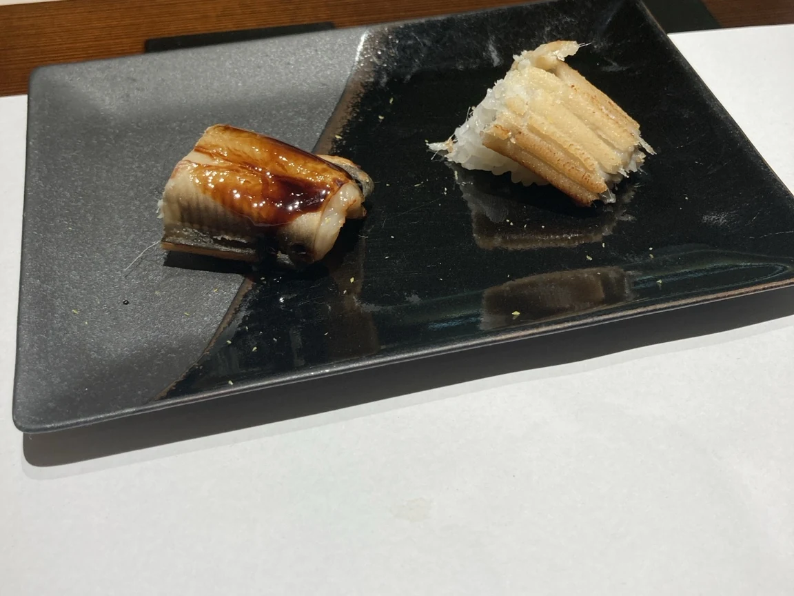 黒い長皿に並んだ二品