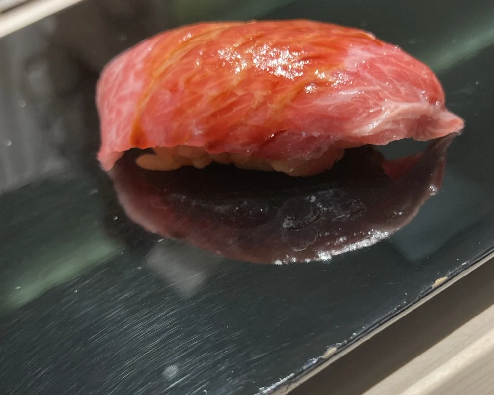 黒い皿に盛られた握り